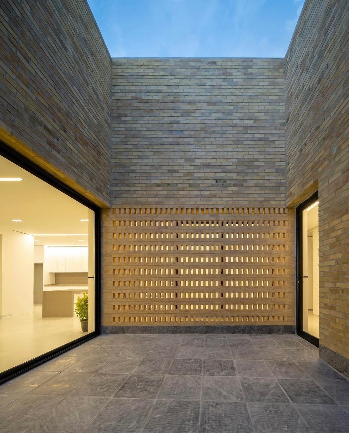 بهترین متریال نمای ساختمان؛ سنگ طبیعی + سرامیک و تراورتن